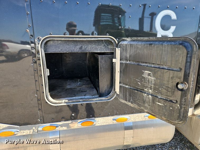 image for item EI3640 2006 Peterbuilt 379 semi truck