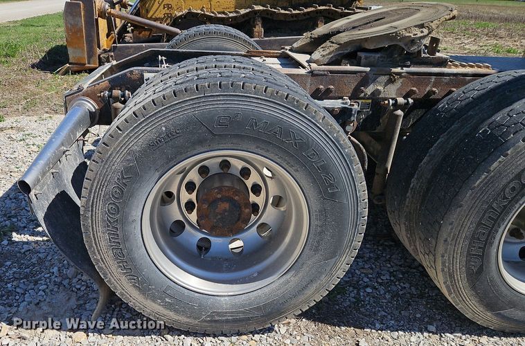 image for item EI3640 2006 Peterbuilt 379 semi truck