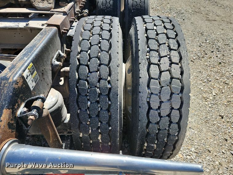 image for item EI3640 2006 Peterbuilt 379 semi truck