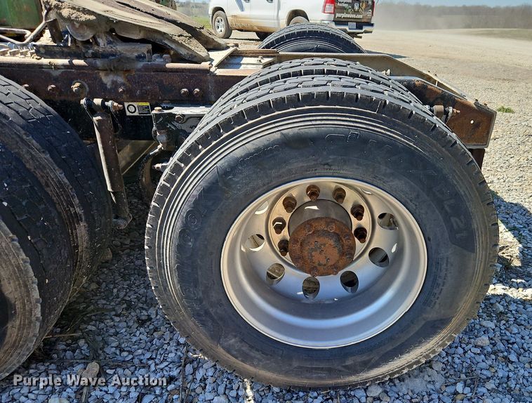 image for item EI3640 2006 Peterbuilt 379 semi truck