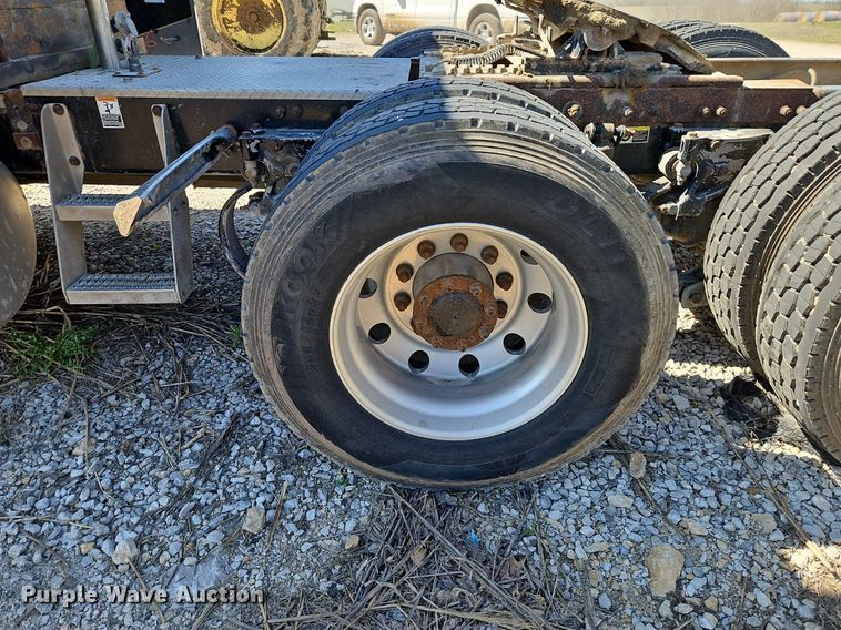 image for item EI3640 2006 Peterbuilt 379 semi truck