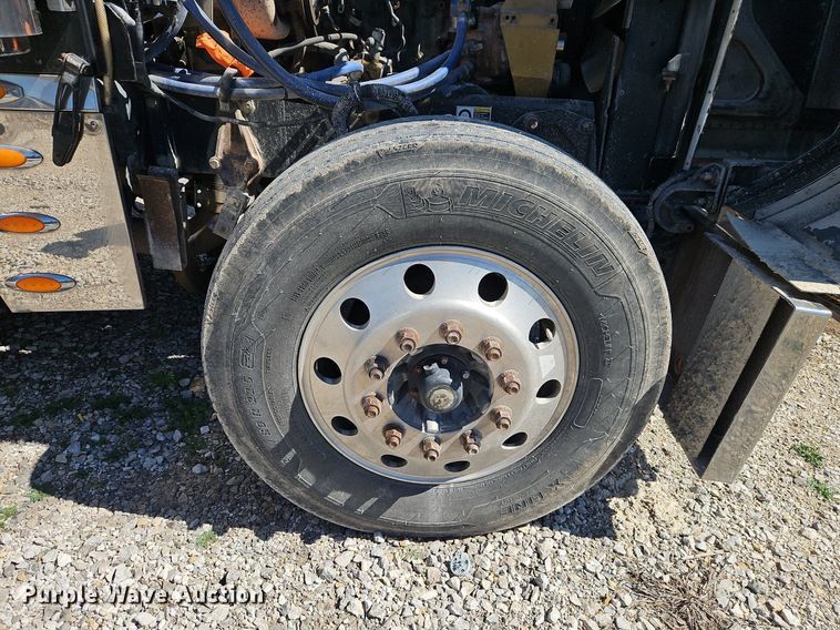 image for item EI3640 2006 Peterbuilt 379 semi truck