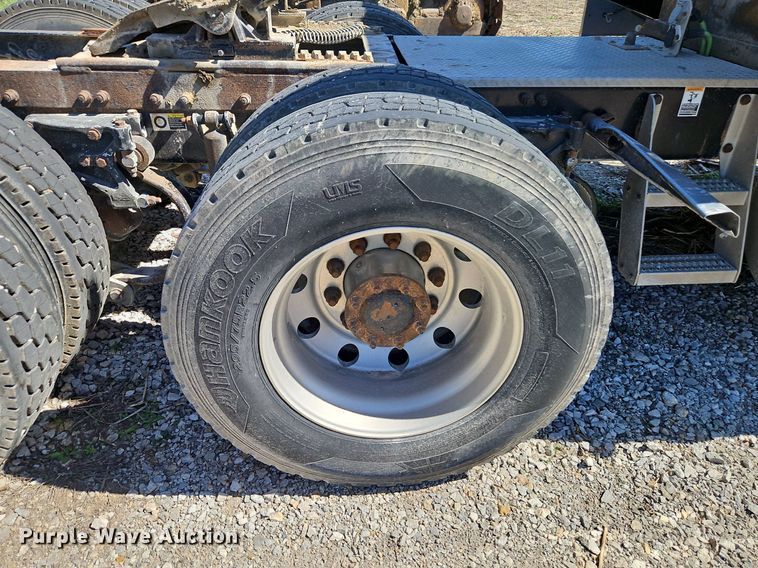 image for item EI3640 2006 Peterbuilt 379 semi truck