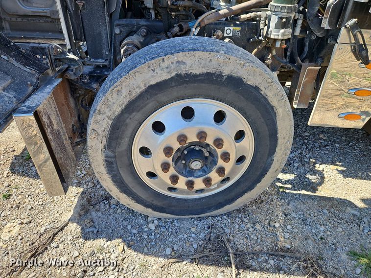 image for item EI3640 2006 Peterbuilt 379 semi truck