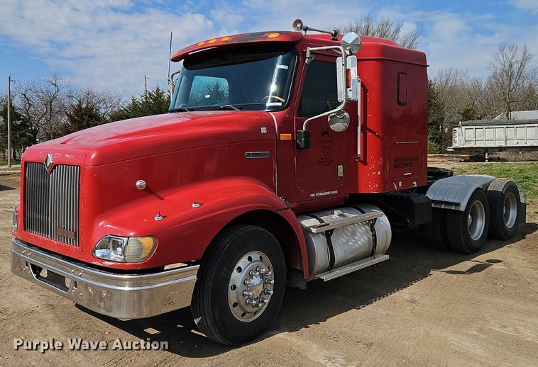 image for item EI3646 2000 International  9400i semi truck