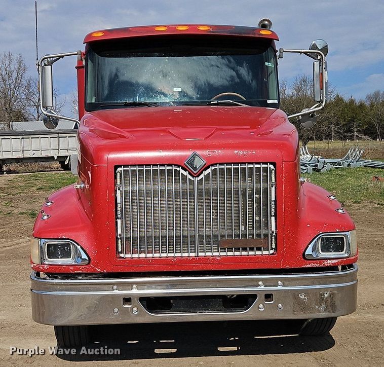 image for item EI3646 2000 International  9400i semi truck