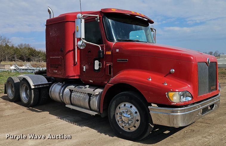 image for item EI3646 2000 International  9400i semi truck