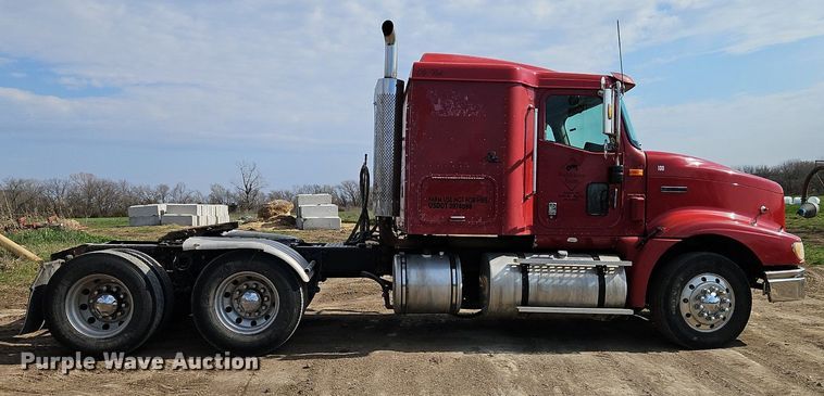 image for item EI3646 2000 International  9400i semi truck