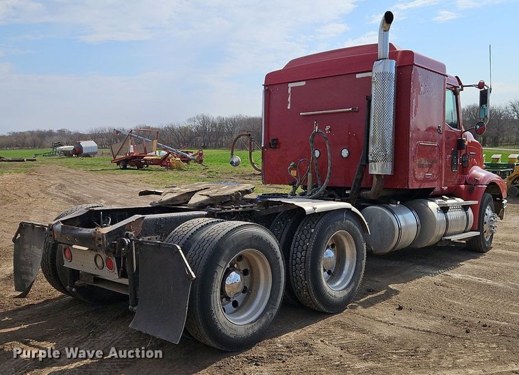 image for item EI3646 2000 International  9400i semi truck