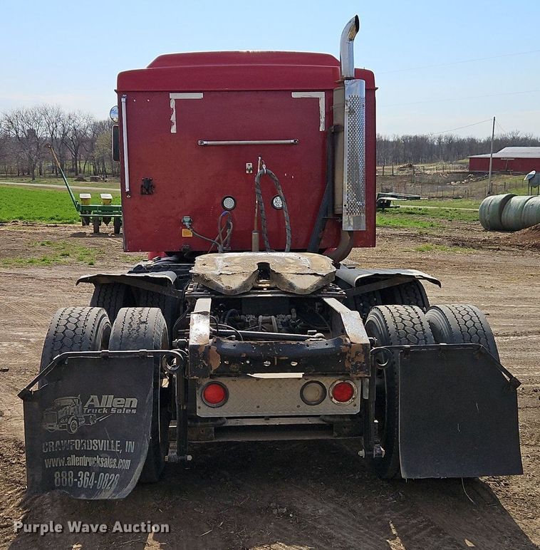 image for item EI3646 2000 International  9400i semi truck