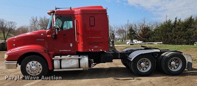 image for item EI3646 2000 International  9400i semi truck