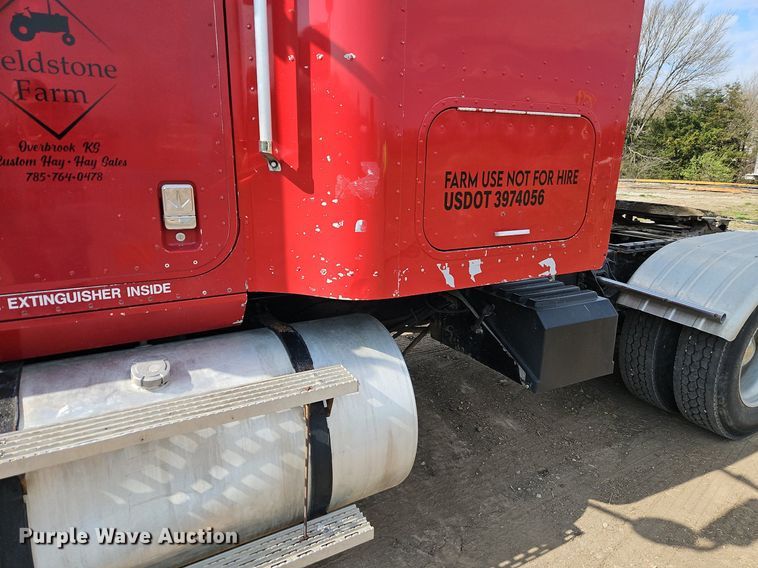 image for item EI3646 2000 International  9400i semi truck