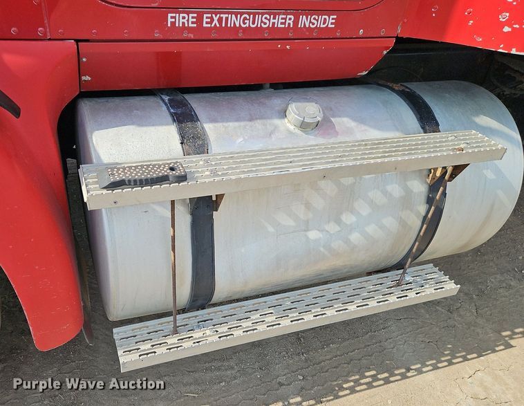 image for item EI3646 2000 International  9400i semi truck