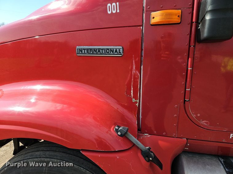 image for item EI3646 2000 International  9400i semi truck