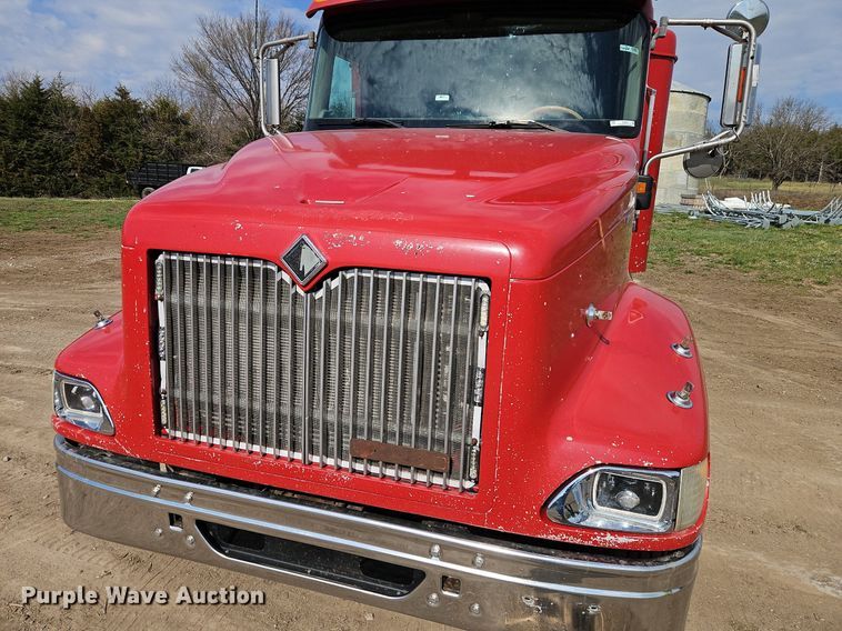 image for item EI3646 2000 International  9400i semi truck