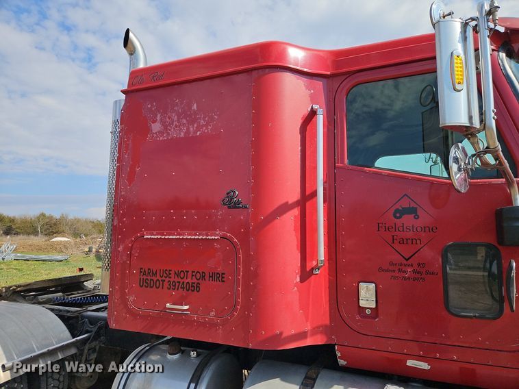 image for item EI3646 2000 International  9400i semi truck