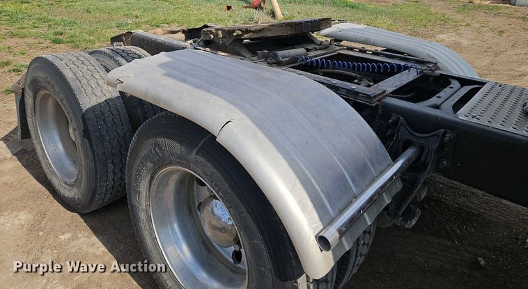 image for item EI3646 2000 International  9400i semi truck