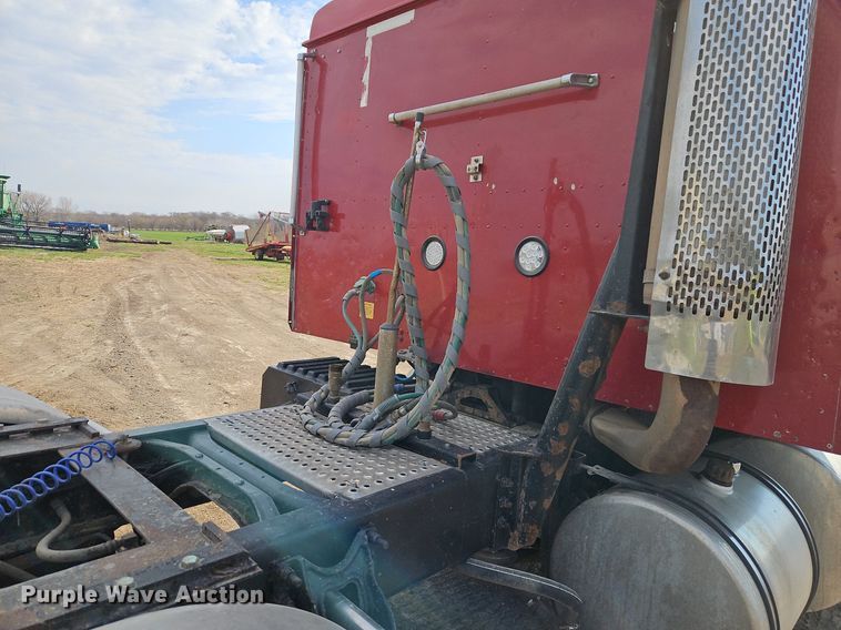 image for item EI3646 2000 International  9400i semi truck