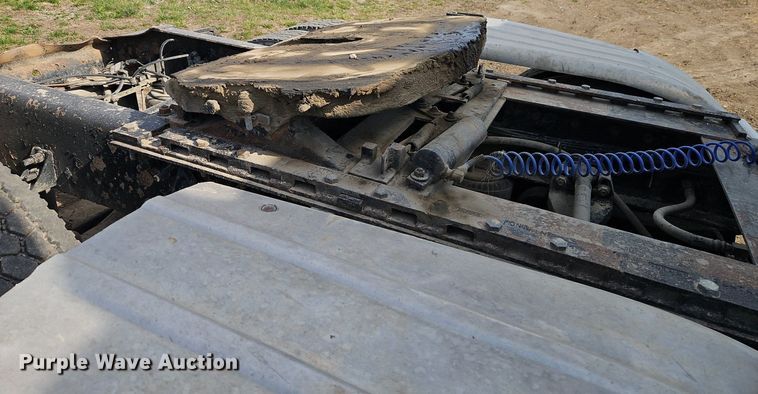 image for item EI3646 2000 International  9400i semi truck