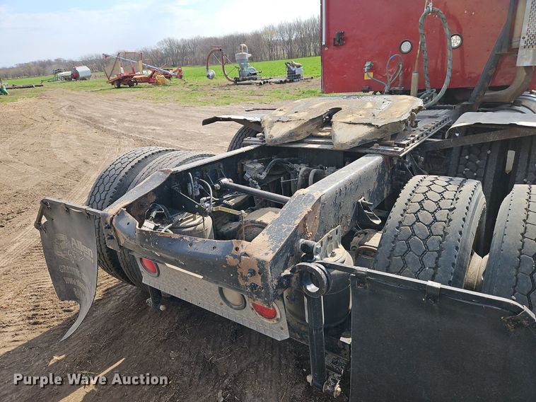 image for item EI3646 2000 International  9400i semi truck