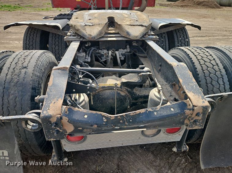 image for item EI3646 2000 International  9400i semi truck