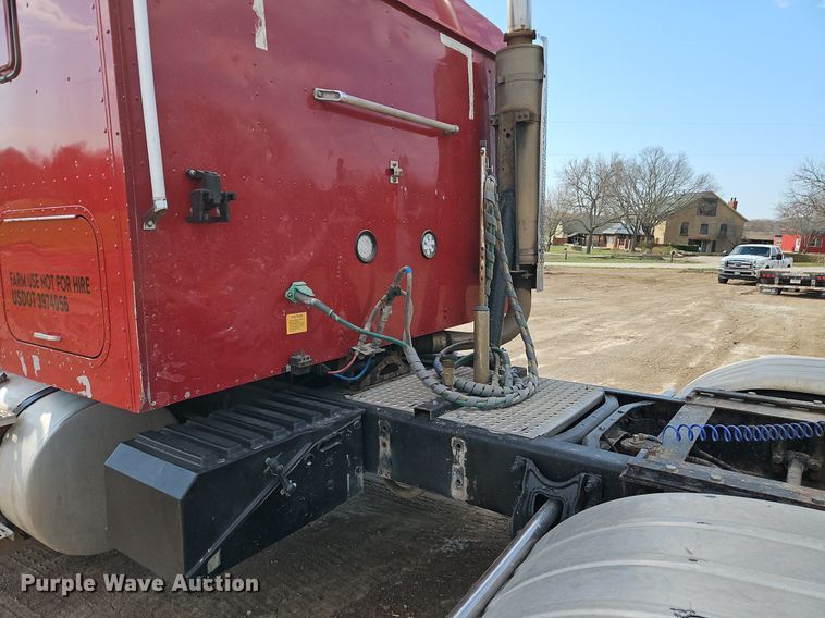 image for item EI3646 2000 International  9400i semi truck