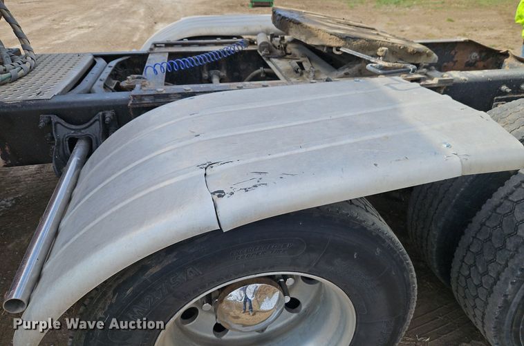 image for item EI3646 2000 International  9400i semi truck