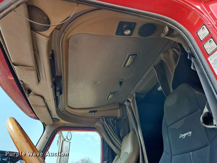 image for item EI3646 2000 International  9400i semi truck