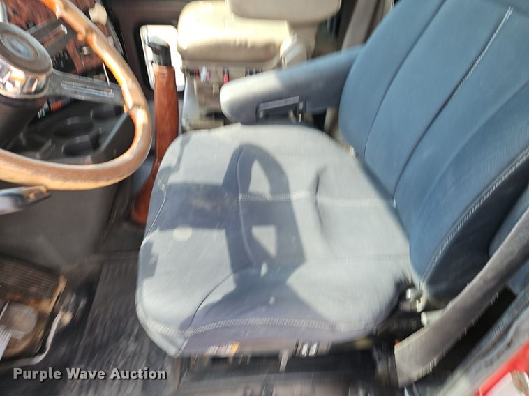 image for item EI3646 2000 International  9400i semi truck