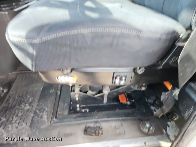 image for item EI3646 2000 International  9400i semi truck