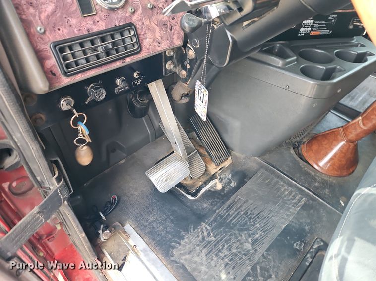 image for item EI3646 2000 International  9400i semi truck