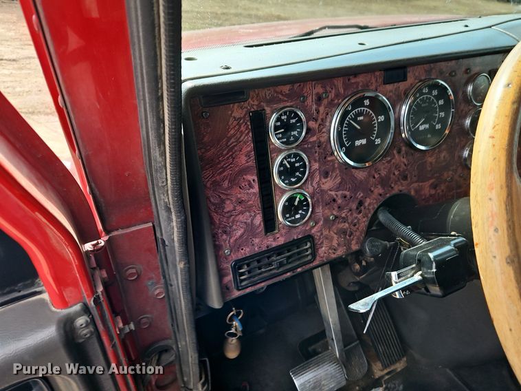 image for item EI3646 2000 International  9400i semi truck