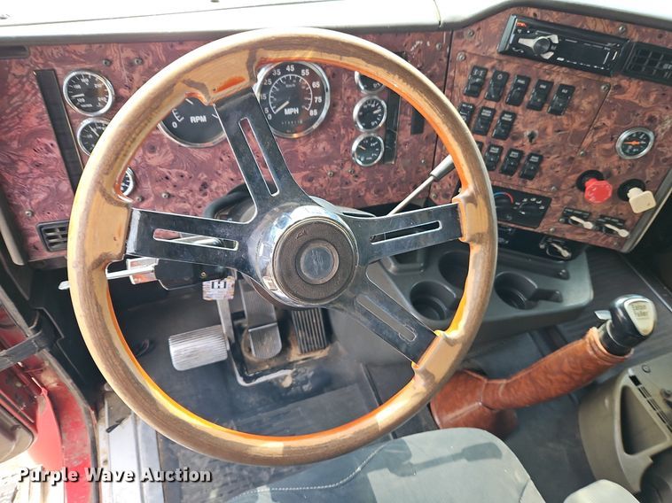 image for item EI3646 2000 International  9400i semi truck