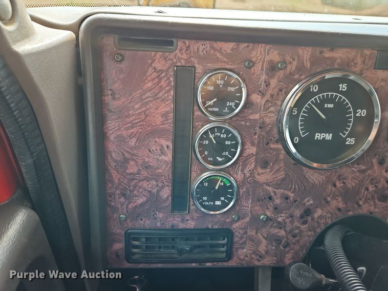 image for item EI3646 2000 International  9400i semi truck