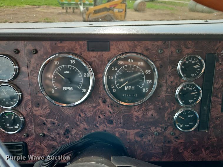 image for item EI3646 2000 International  9400i semi truck