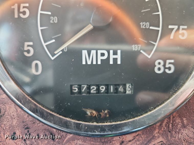 image for item EI3646 2000 International  9400i semi truck