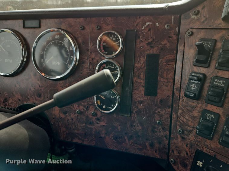 image for item EI3646 2000 International  9400i semi truck