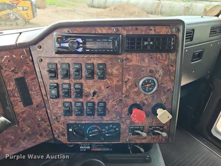 image for item EI3646 2000 International  9400i semi truck