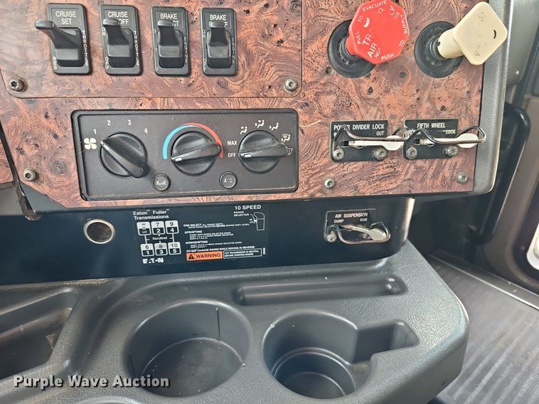 image for item EI3646 2000 International  9400i semi truck