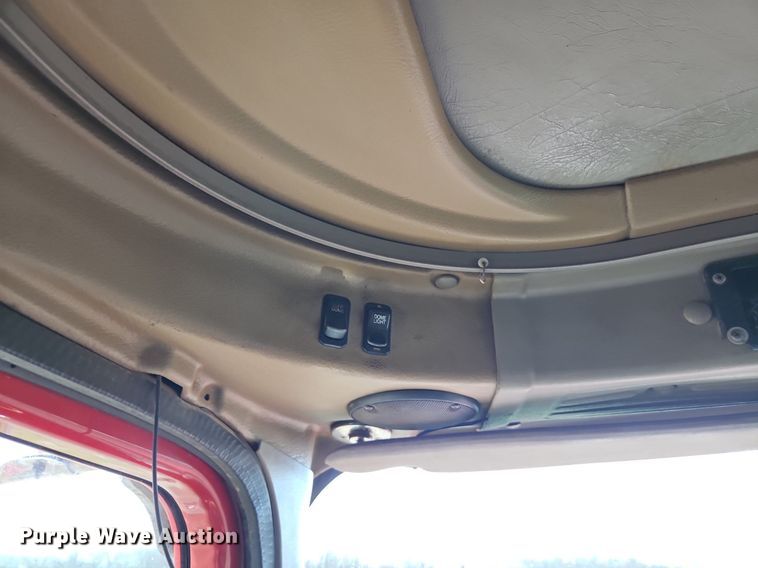 image for item EI3646 2000 International  9400i semi truck