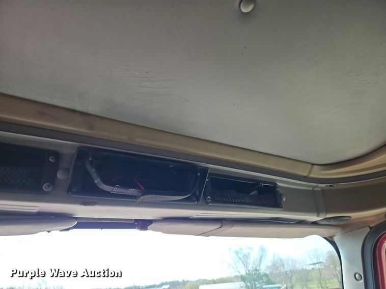 image for item EI3646 2000 International  9400i semi truck