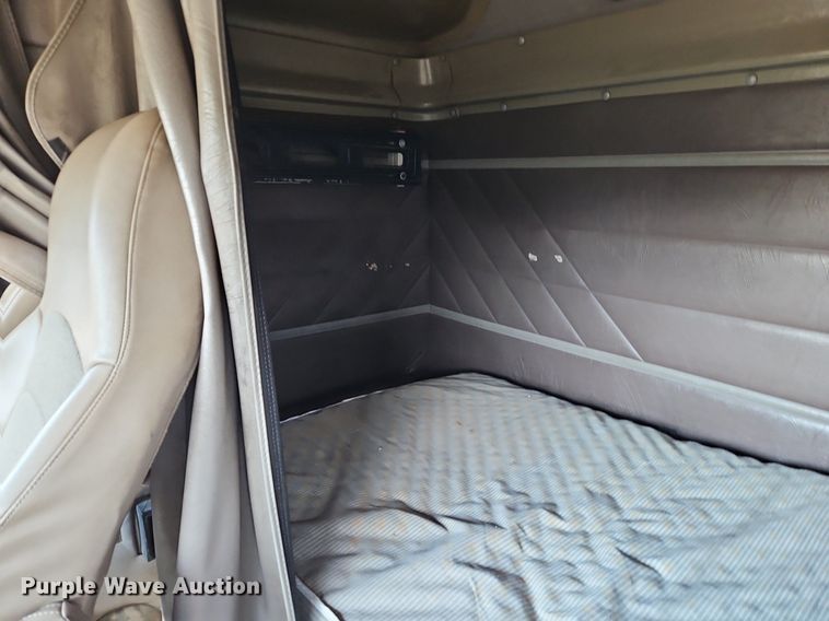 image for item EI3646 2000 International  9400i semi truck