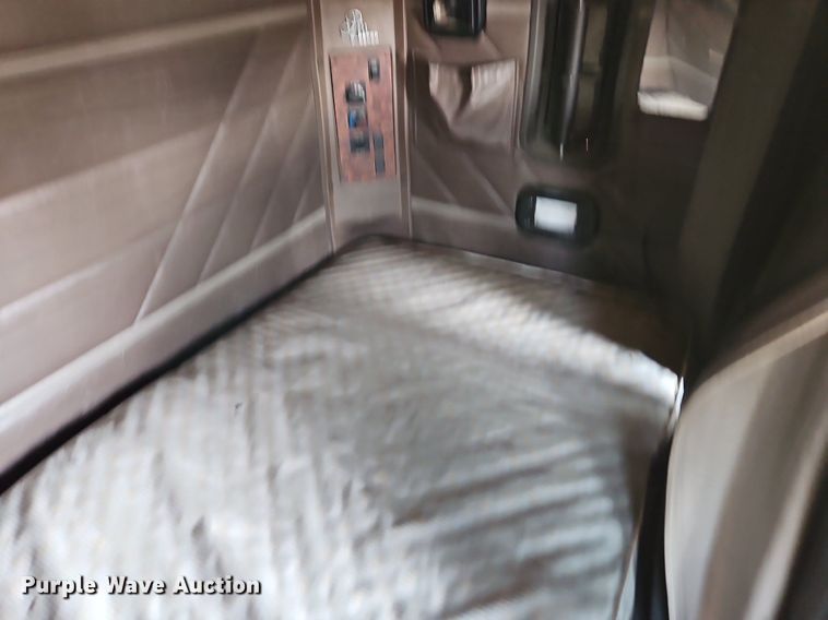 image for item EI3646 2000 International  9400i semi truck