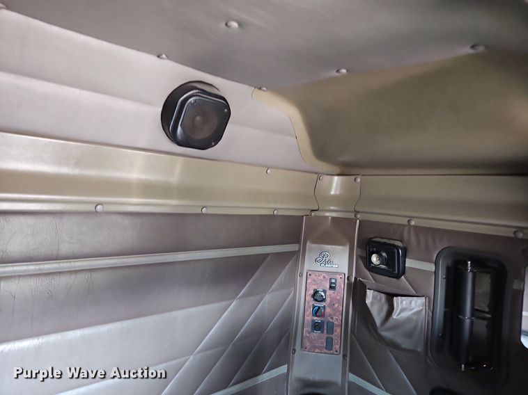 image for item EI3646 2000 International  9400i semi truck