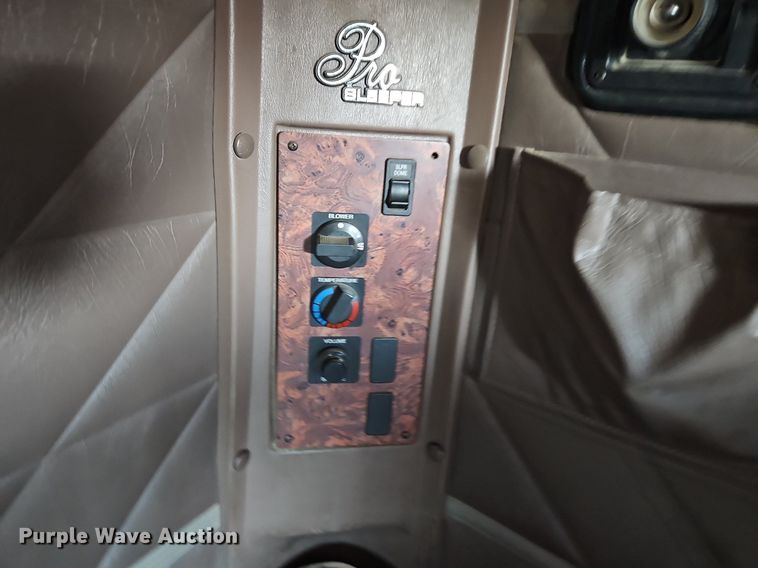 image for item EI3646 2000 International  9400i semi truck