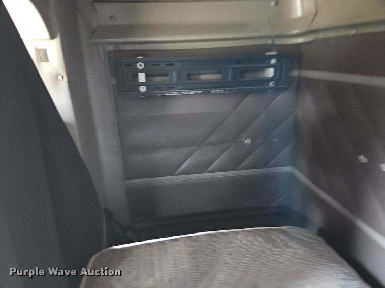 image for item EI3646 2000 International  9400i semi truck