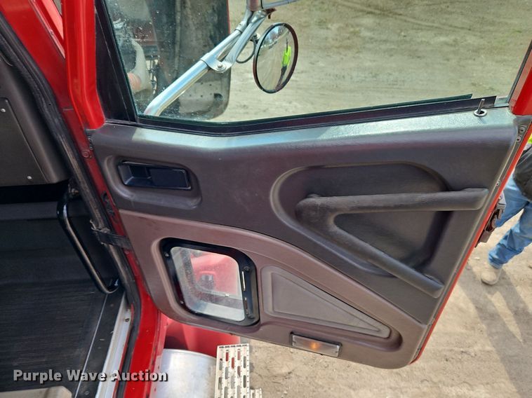 image for item EI3646 2000 International  9400i semi truck