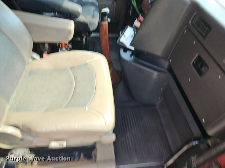 image for item EI3646 2000 International  9400i semi truck