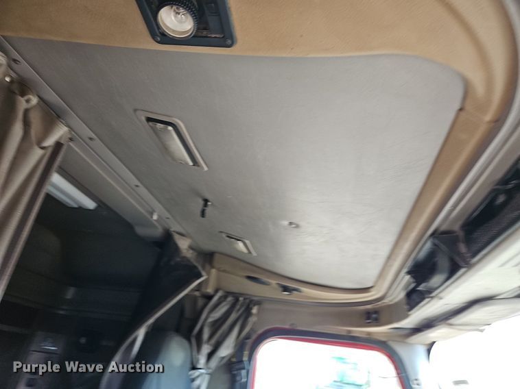 image for item EI3646 2000 International  9400i semi truck