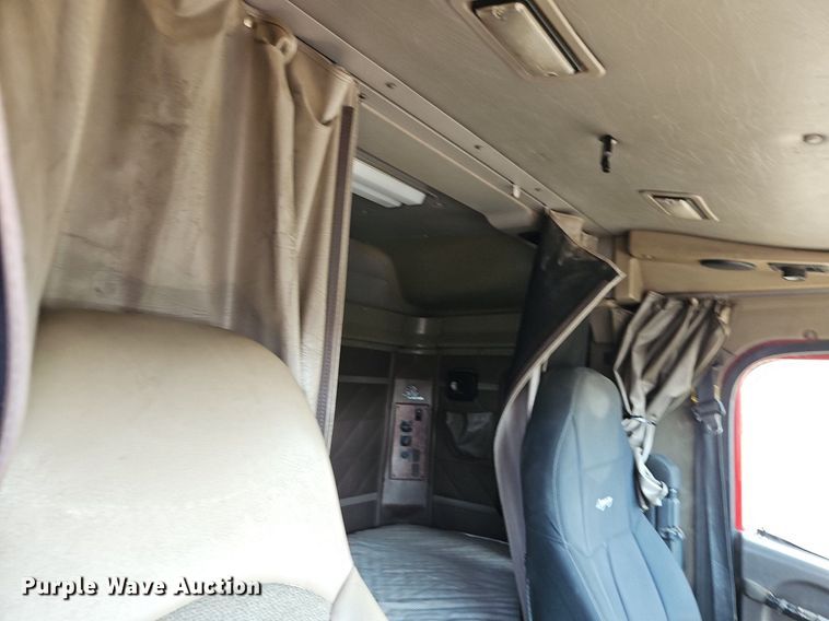 image for item EI3646 2000 International  9400i semi truck